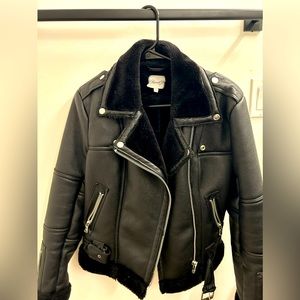 BARELY WORN LEATHER JACKET WITH FUR ON THE INSIDE